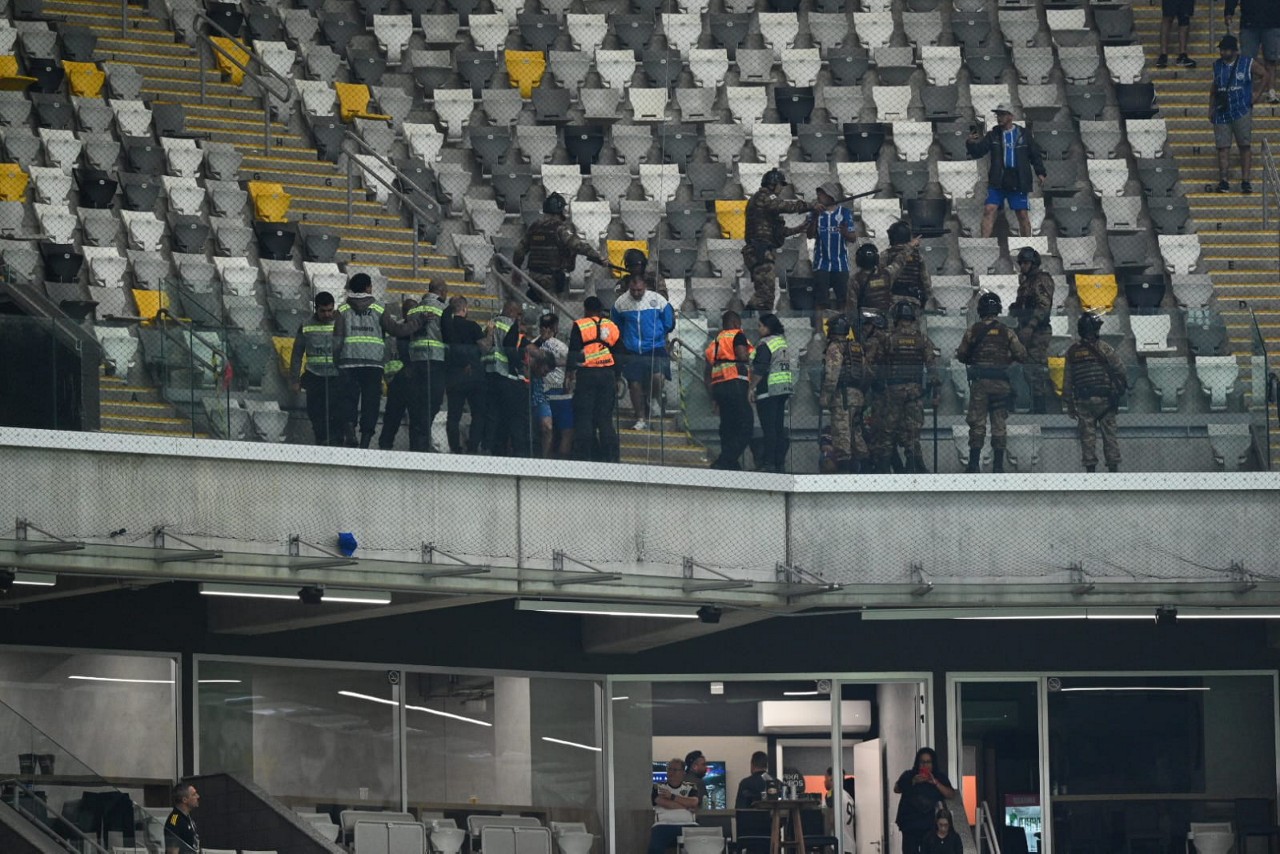 Torcida do Godoy Cruz em confusão na Arena MRV