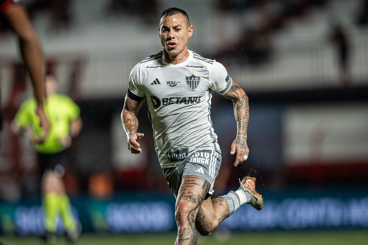 Vargas em ação no último jogo que disputou com a camisa do Atlético, diante do Atlético-GO, pela 32ª rodada do Brasileirão Série A
