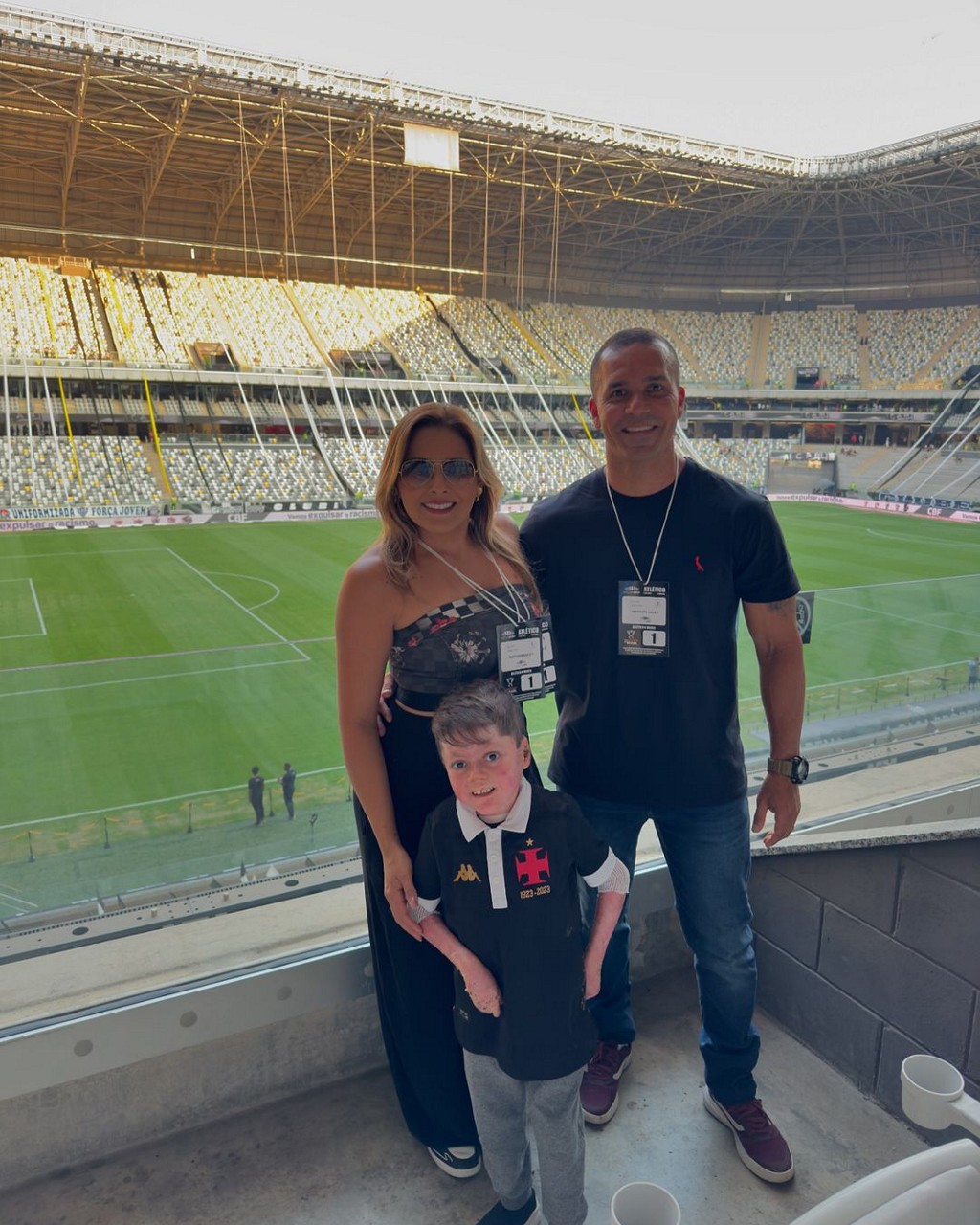 O menino Gui ao lado da família na Arena MRV, em Belo Horizonte