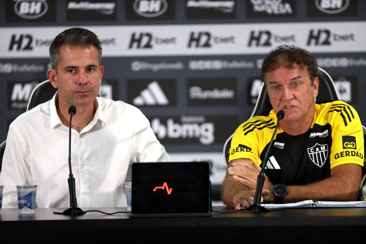 Victor Baggy e Cuca durante coletiva de apresentação oficial do treinador para a temporada 2025
