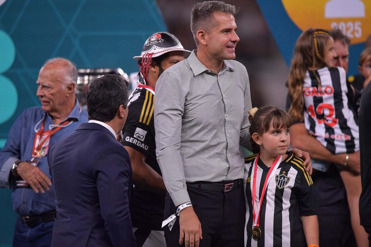 Ex-goleiro e ídolo do clube, Victor trabalha como diretor de futebol do Atlético