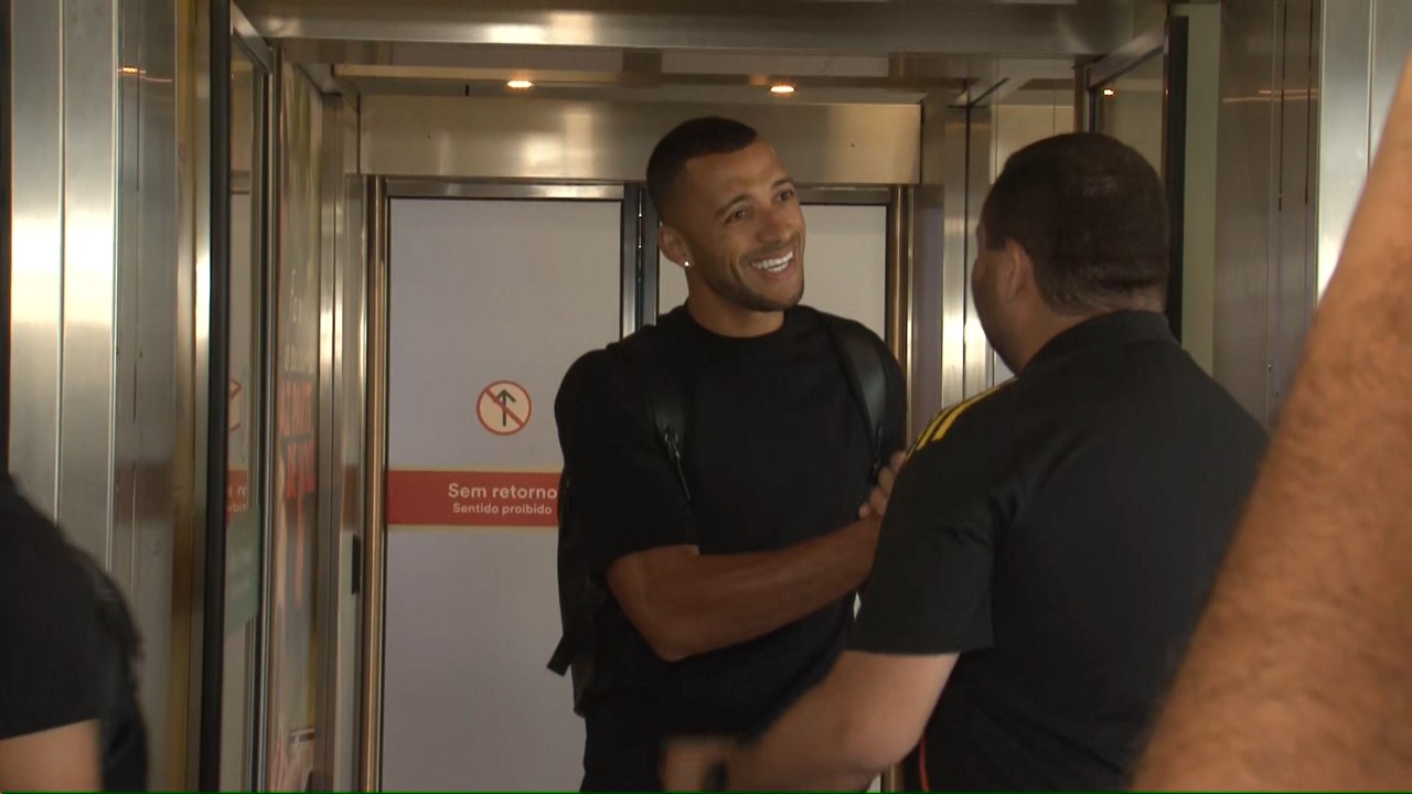 Zagueiro Vitor Hugo é recebido por funcionário do Atlético ao desembarcar no Aeroporto de Confins
