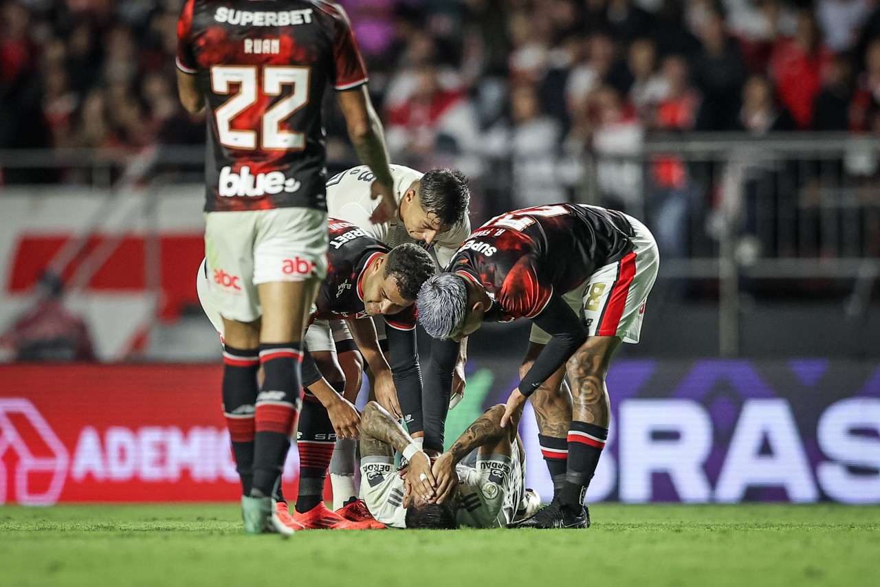 Zaracho, estirado no gramado, se lesionou no jogo entre Atlético e São Paulo, nesse sábado (23)