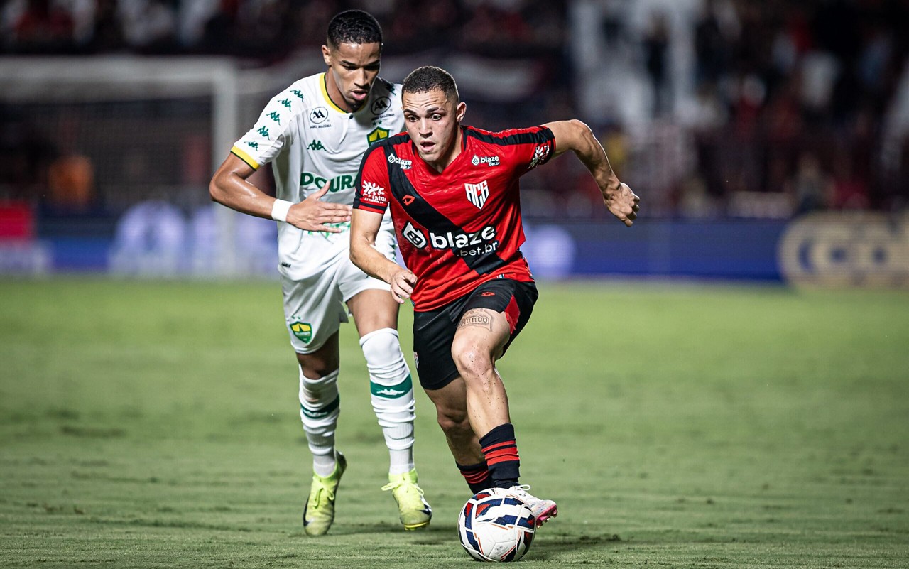 Marcelinho em Atlético-GO x Cuiabá, no estadio Antonio Accioly, pelo Brasileirão Série B 2025 (foto: Isabela Azine/AGIF)