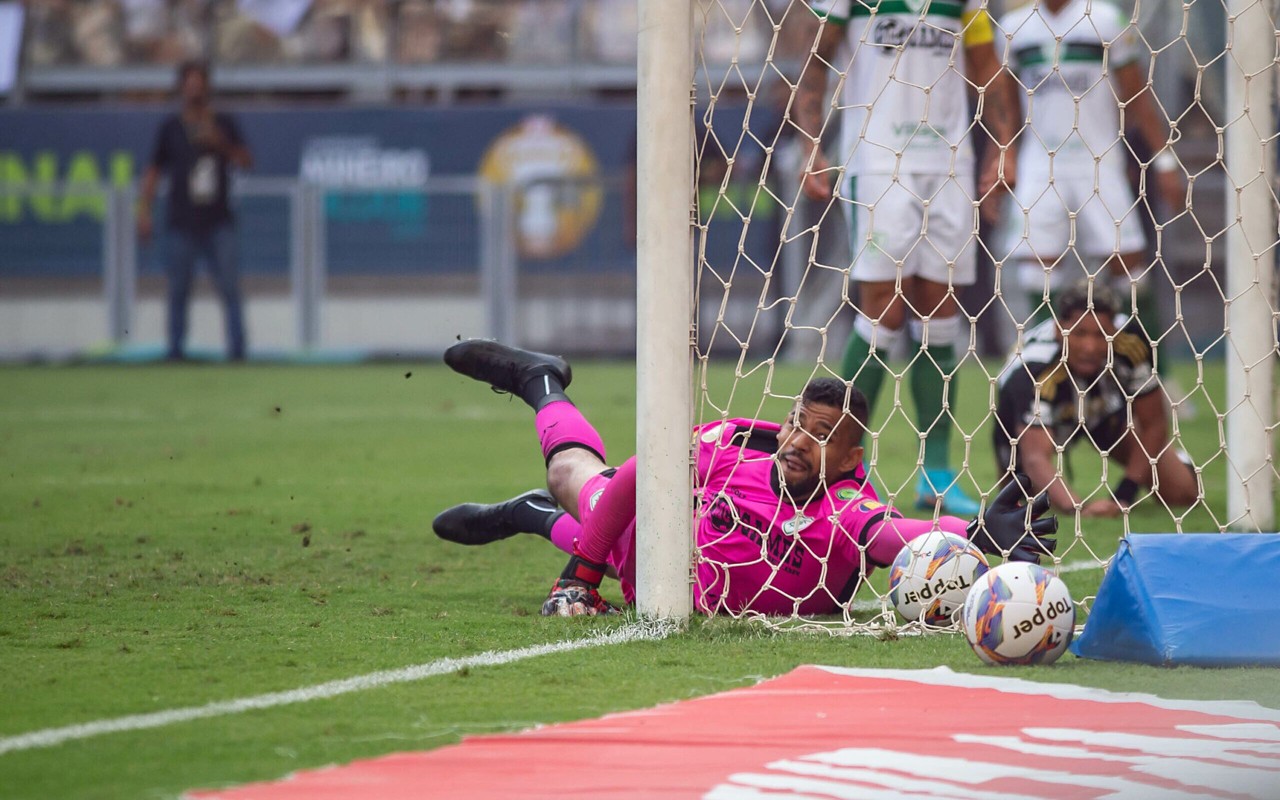 Goleiro do América-MG falha no primeiro gol do Atçético-MG (Foto: Fernando Moreno/AGIF)