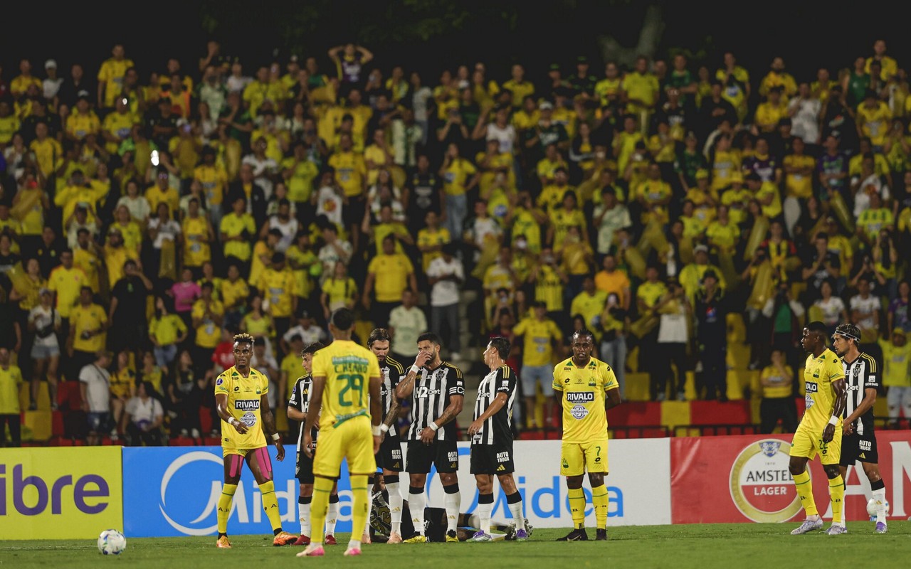 Jogadores do Atlético-MG contra o Bucaramanga (Foto: Pedro Souza / Atlético)