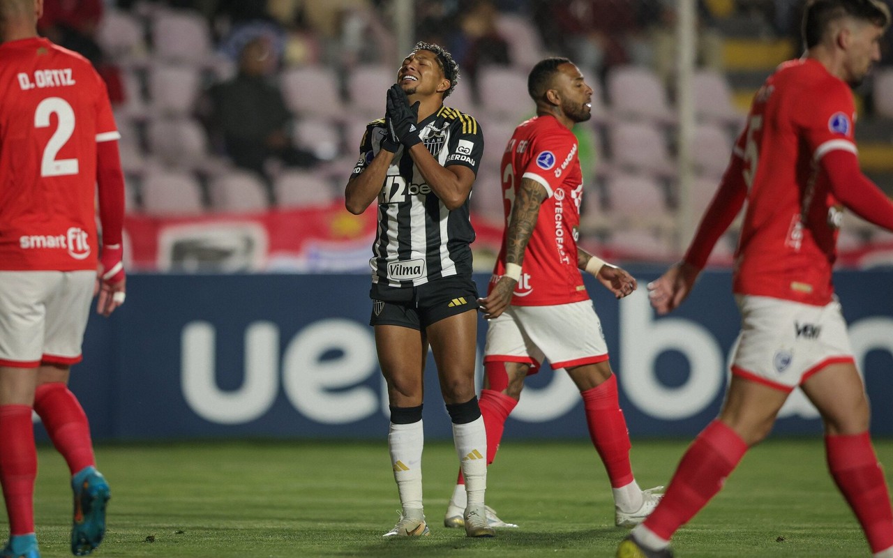Rony, do Atlético-MG, lamenta chance perdida contra o Cienciano pela Sul-Americana (Foto: Pedro Souza / Atlético)