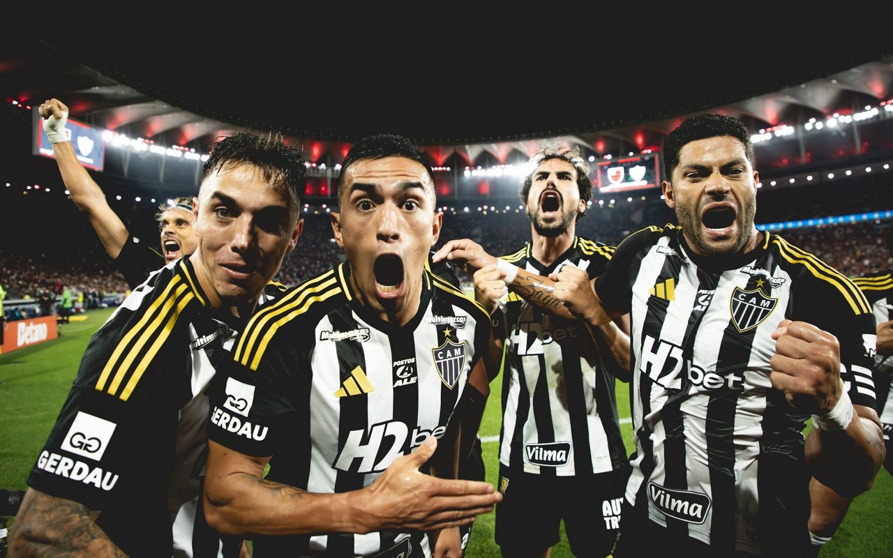 Jogadores do Galo comemoram gol diante do time carioca no Maracanã