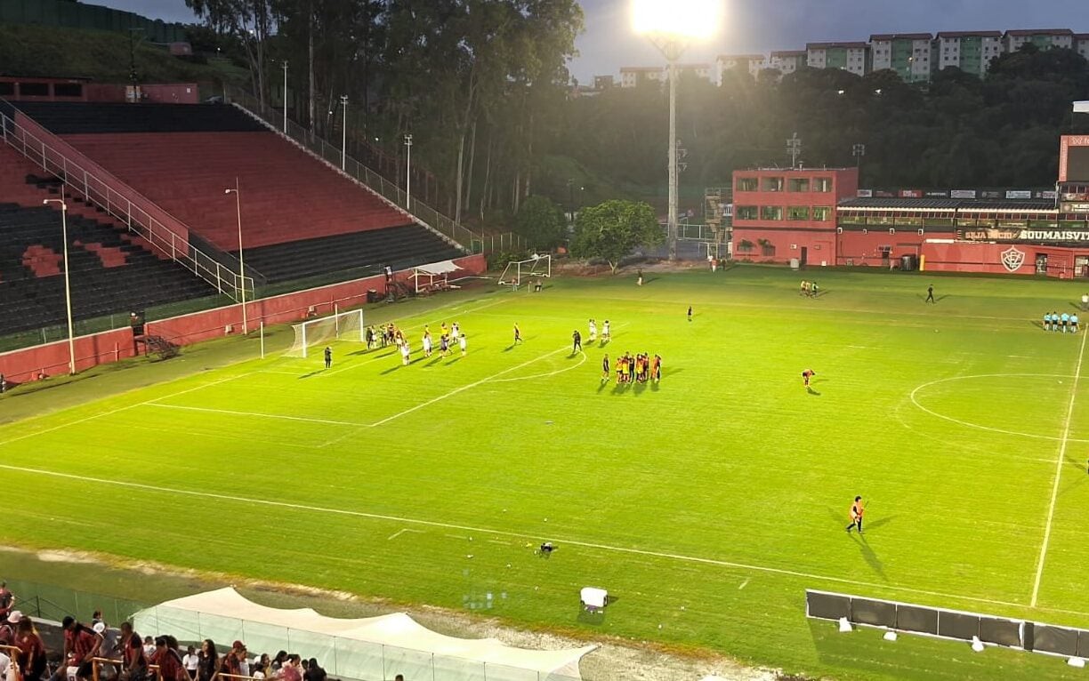 Jogadoras do Atlético-MG comemoram acesso após disputa de pênaltis (Foto: Rafael Carmo / Lance!)