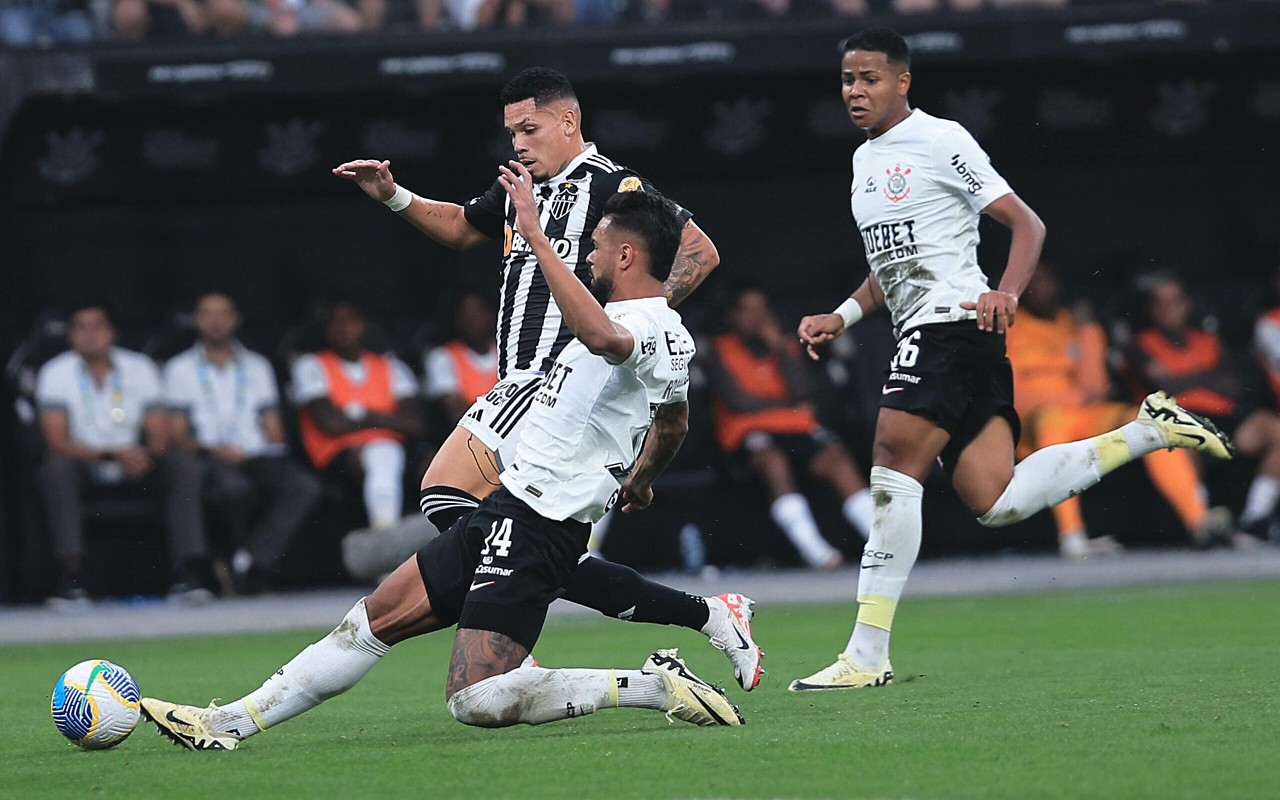Corinthians e Atlético-MG em confronto direto no Brasileirão; Timão tem mais vitórias no histórico geral, mas Galo domina em BH. (Foto: Ettore Chiereguini/AGIF)