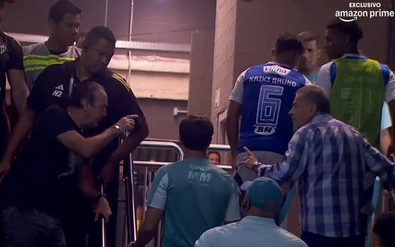 Cuca e Paulo Pelaipe discutem em direção ao vestiário da Arena MRV. Foto: Reprodução/Amazon Prime Vídeo