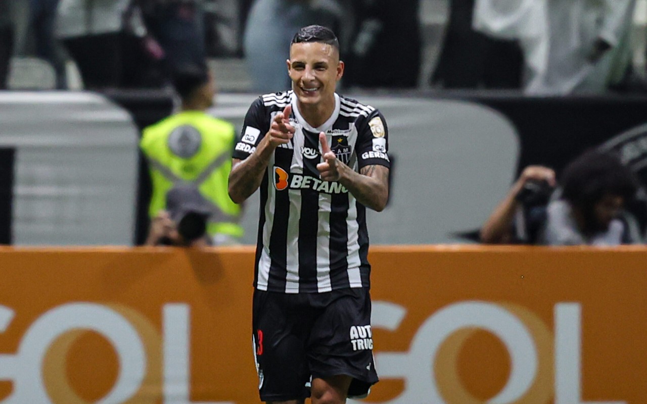Arana comemora gol do Atlético-MG na vitória por 3 a 0 sobre o Cruzeiro, na Arena MRV, pelo Campeonato Brasileiro 2024. (Foto: Gilson Lobo/AGIF)