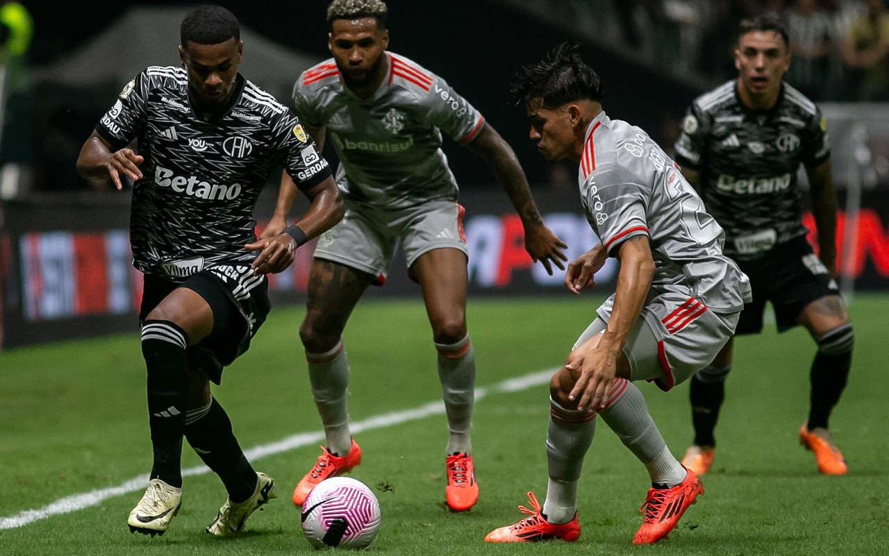 Atlético-MG e Internacional se enfrentaram 79 vezes no Brasileirão, com equilíbrio e partidas históricas ao longo das décadas. (Foto: Fernando Moreno/AGIF)