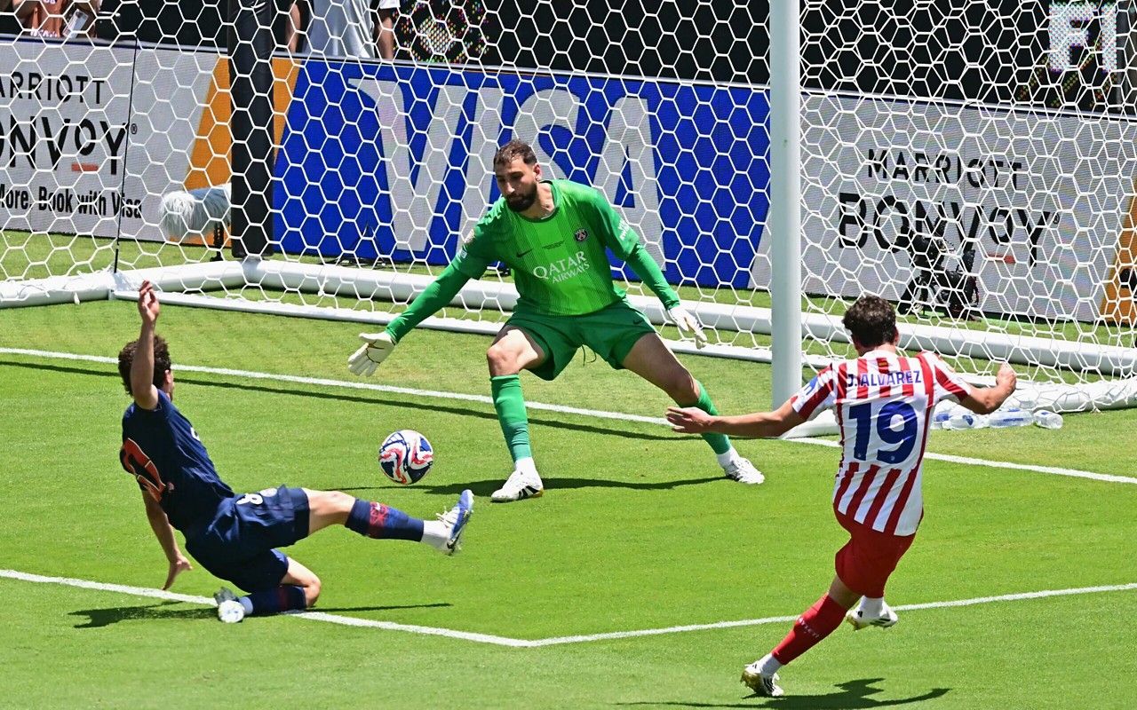 Julian Alvarez chegou a marcar para o Atlético de Madrid, mas gol foi anulado após consulta ao VAR (Foto: Frederic J. Brown/AFP)