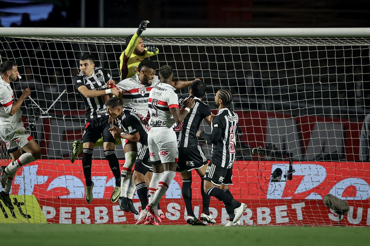 Atlético marca no fim e bate São Paulo no jogo de ida das quartas de ...