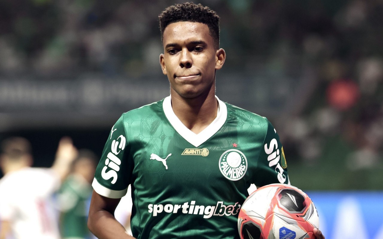 Estevão em ação pelo Palmeiras (Foto: Marcello Zambrana/AGIF)
