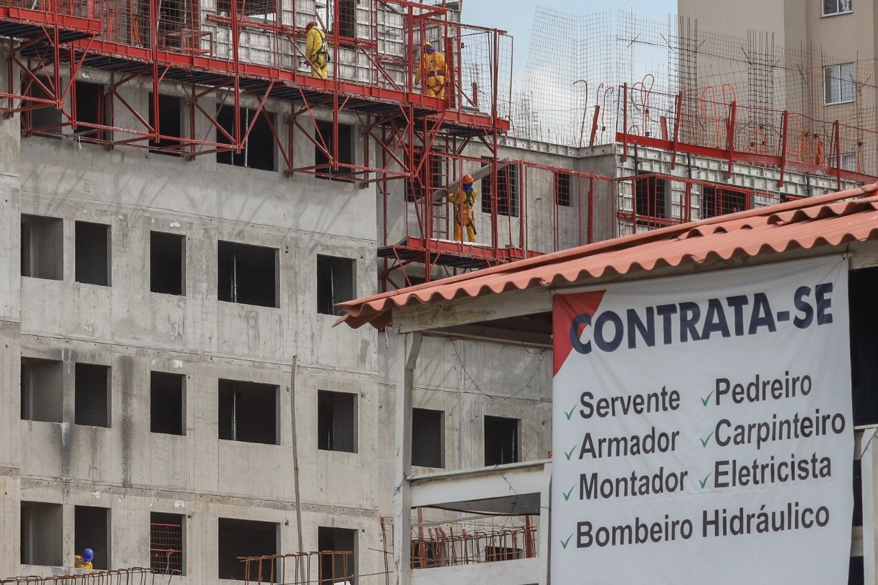 BH contratou o dobro de trabalhadores na construção civil no 1º semestre de 2025, comparado com o mesmo período em 2024