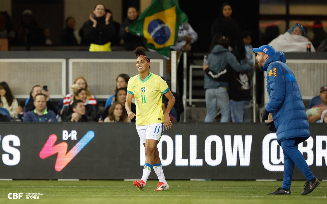 Amanda Gutierres comemora gol da virada sobre os EUA (Foto: Rafael Ribeiro/CBF)