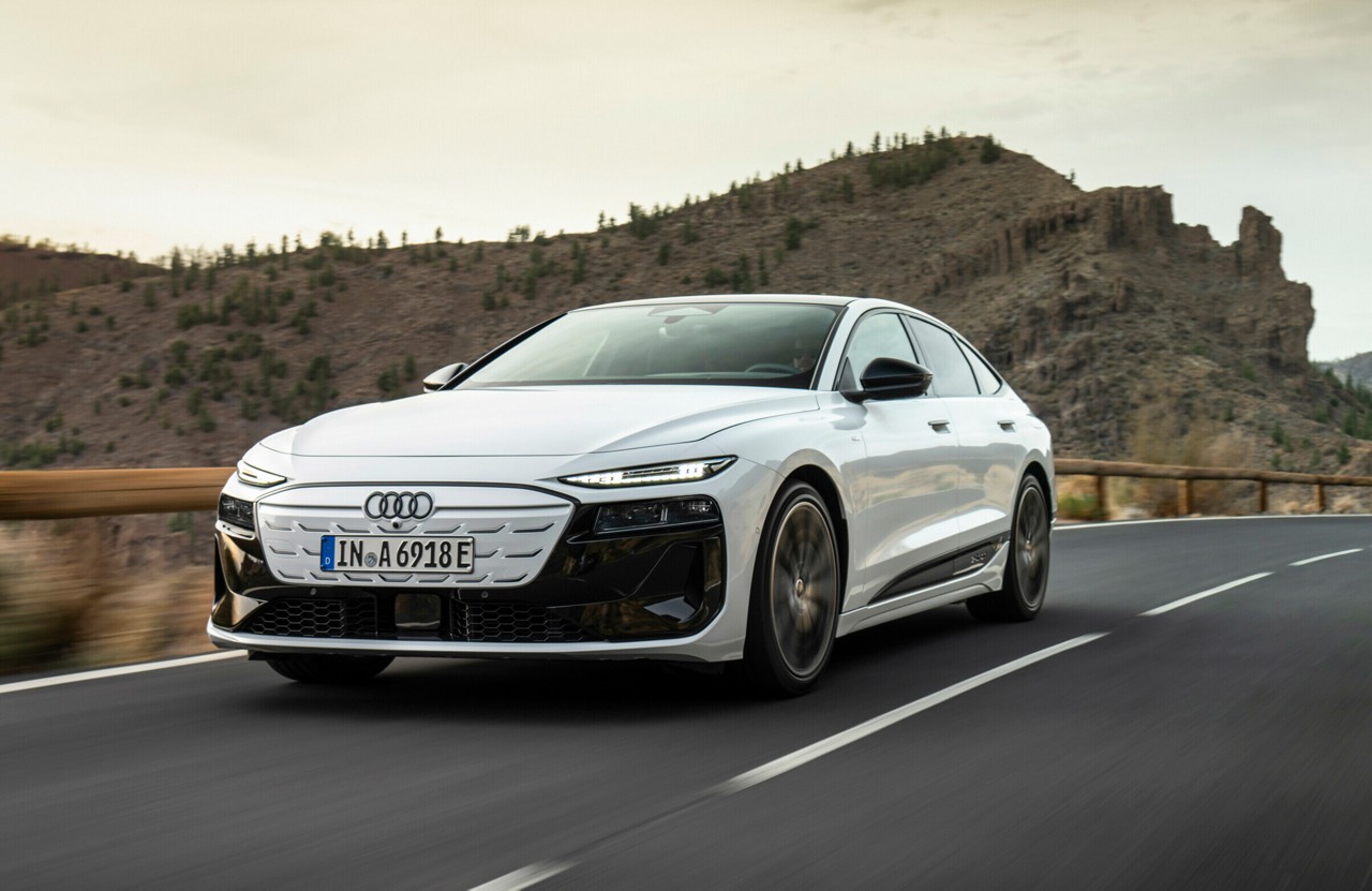 Dynamic photo,
Colour: Glacier white metallic