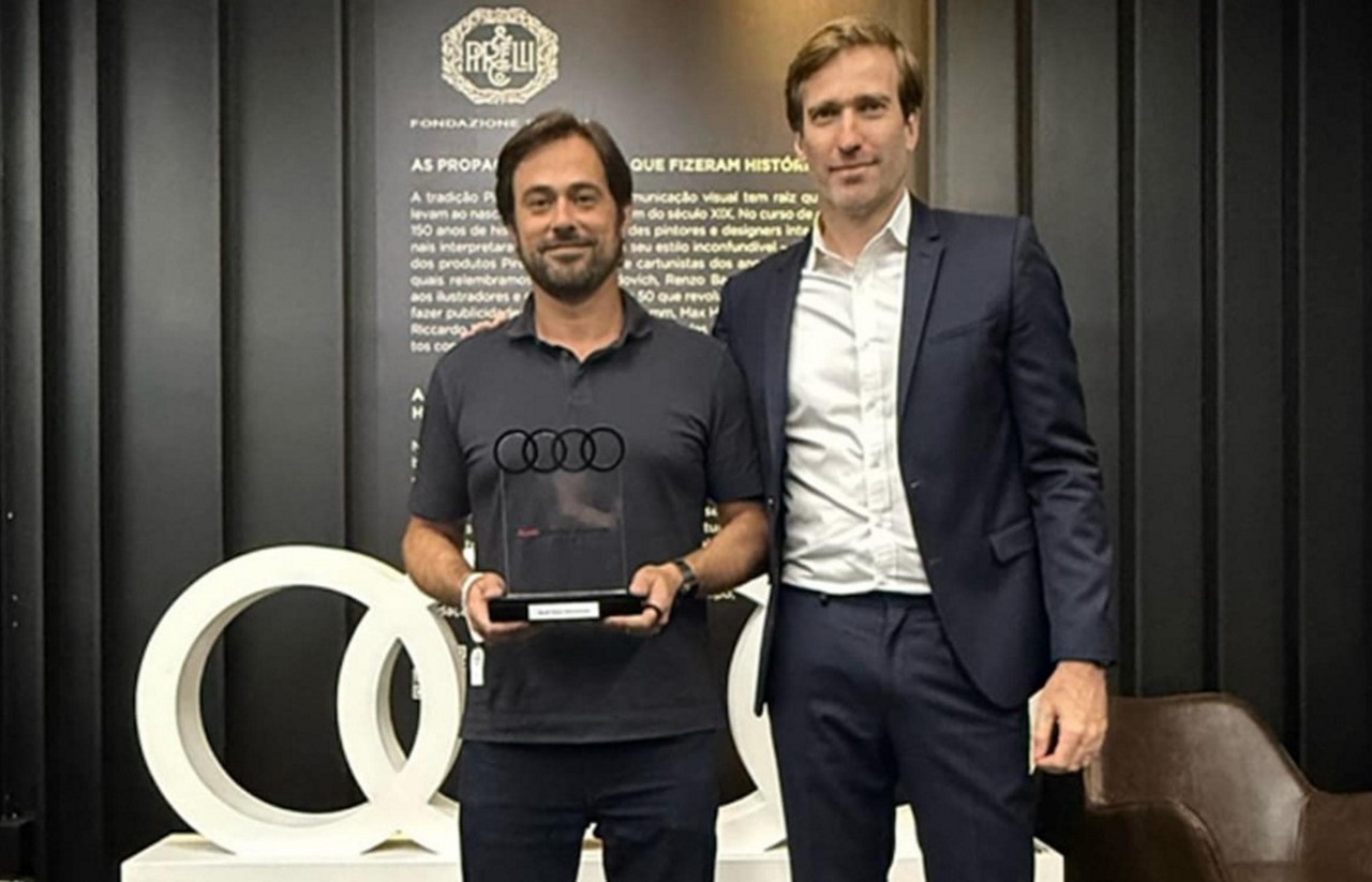 CEO do Grupo Carbel, Pedro Guimarães, recebe o prêmio Audi Dealer Awards 2024 das mãos do CFO da Audi Brasil, Philippe Siffert