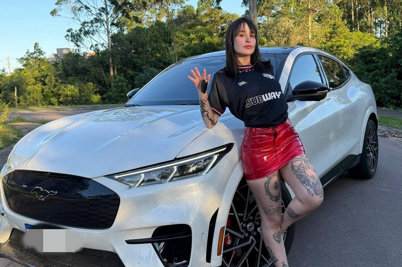 Sem carteira de motorista, Martina comprou um Mustang Mach-E de quase R$ 500 mil
