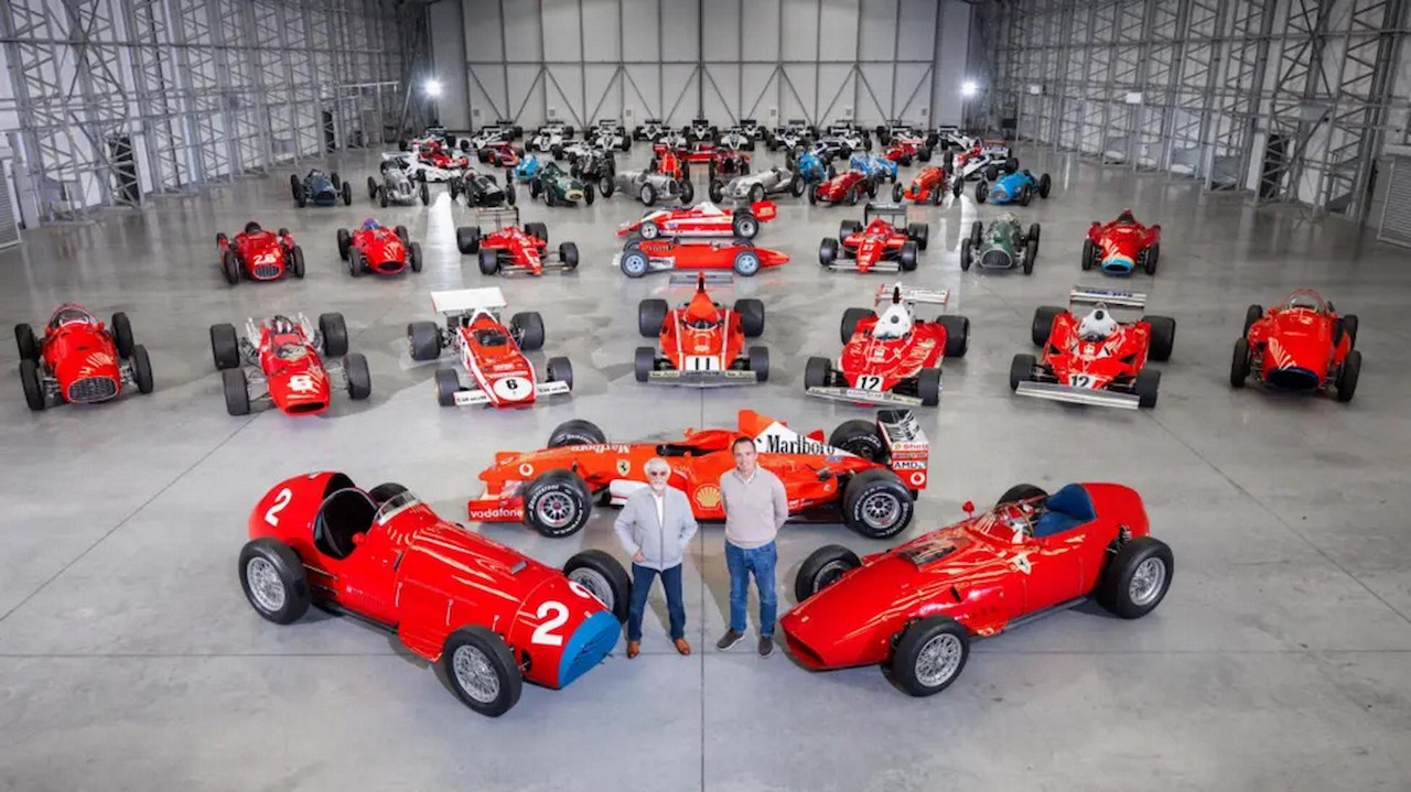 Bernie Ecclestone posa ao lado de Mark Mateschitz com sua nova coleção de carros raros