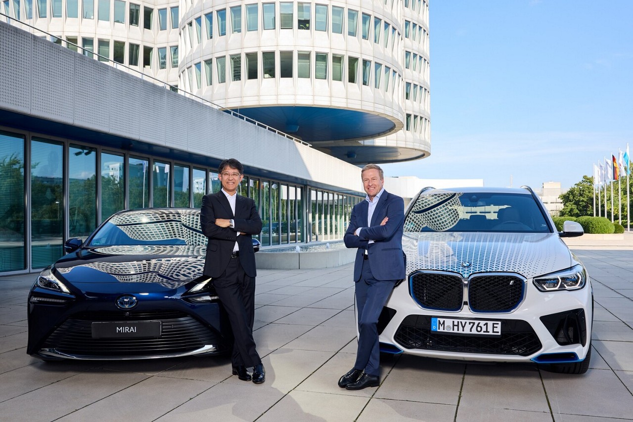 Koji Sato, diretor da Toyota posa ao lado de Oliver Zipse, CEO global da BMW, na sede da marca alemã, em Munique