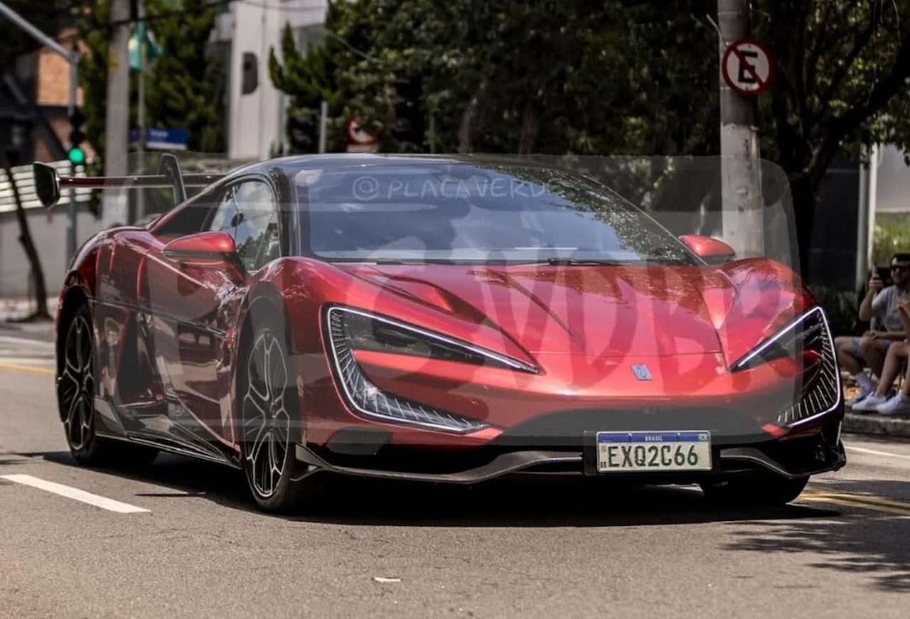 Superesportivo chinês foi flagrado com Felipe Massa ao volante, em São Paulo