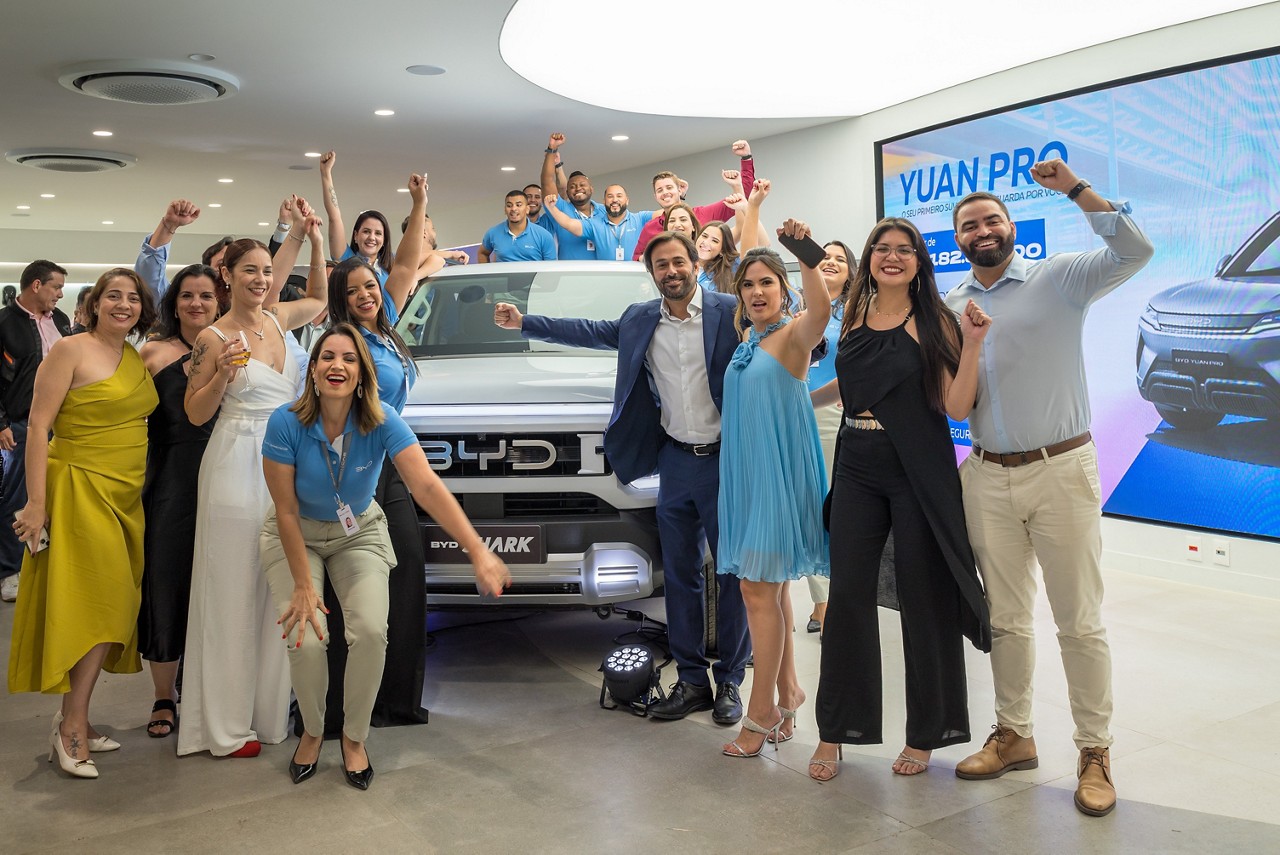 Equipe da Carbel BYD Savassi posa ao lado da BYD Shark, a picape elétrica da marca