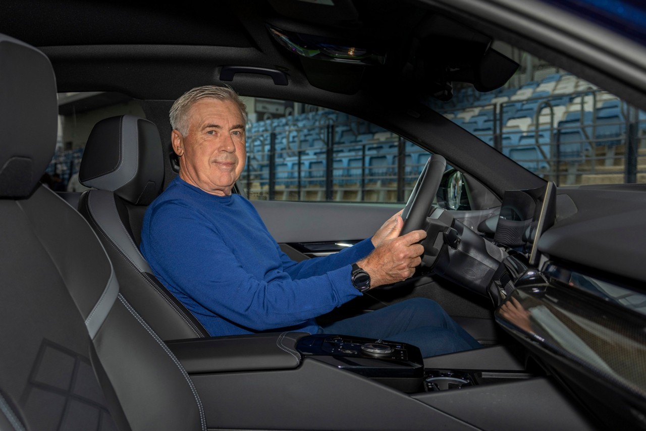 Ancelotti curte mais sedãs de luxo do que os SUVs e pilota uma BMW i5 na Espanha