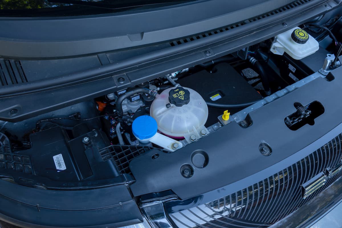 Compartimento do motor elétrico do BYD Dolphin com os reservatórios dos fluidos