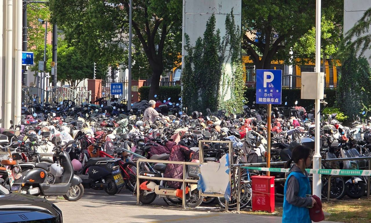 Um dos imensos estacionamentos públicos exclusivos para scooters elétricas, em Xangai