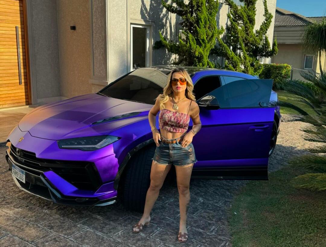 Deolane Bezerra posa ao lado de seu Lamborghini Urus