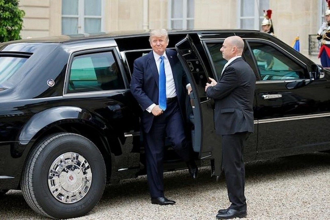 Donald Trump desembarca do Cadillac One, o veículo oficial do presidente dos EUA