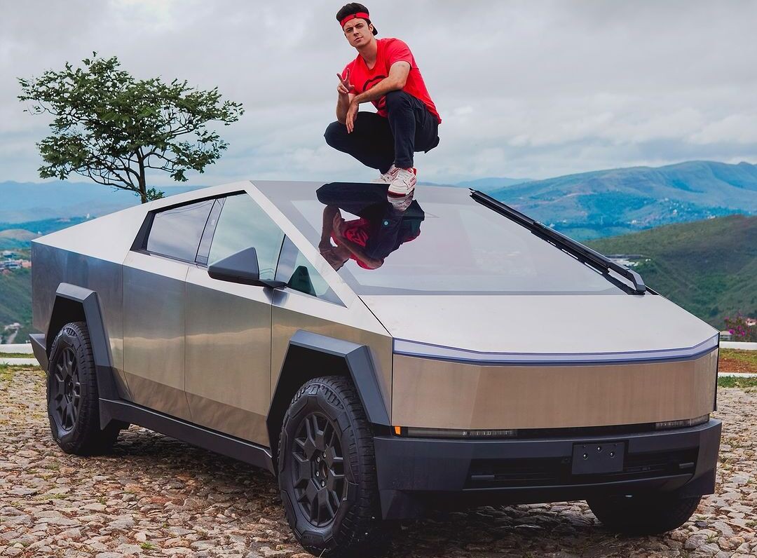 Enaldinho é o mais novo proprietário de uma Tesla Cybetruck no Brasil
