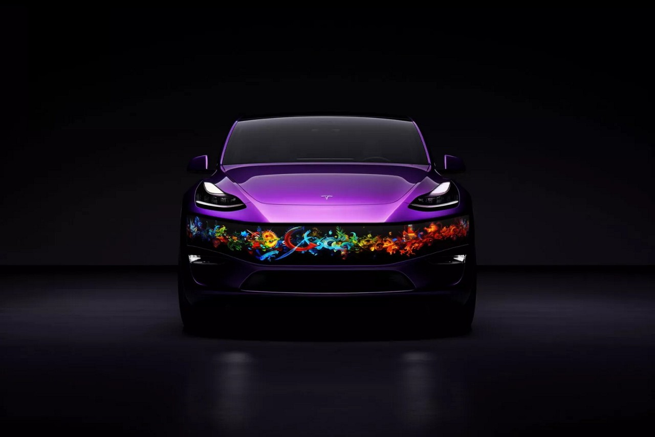 Tesla Model Y com a grade frontal de LED instalada
