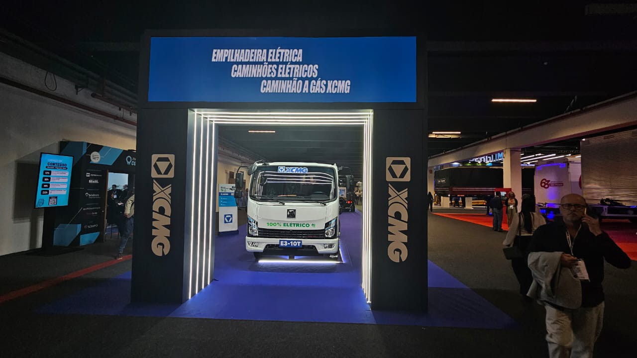 Estande da XCMG na Fenatran 2024 expõe os caminhões elétricos da marca chinesa