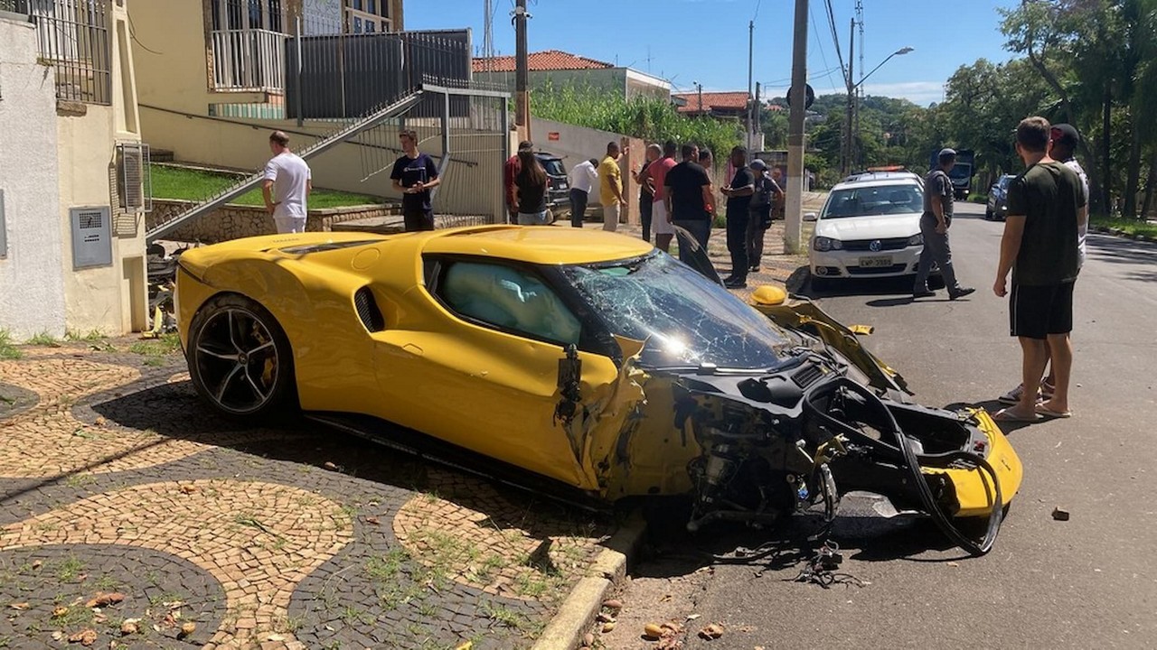 Ferrari de R$ 3,2 milhões ficou com a frente completamente destruída