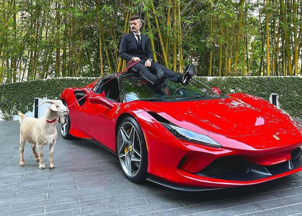 Ruyter Poubel com sua Ferrari de R$ 4 milhões antes de ser tunada
