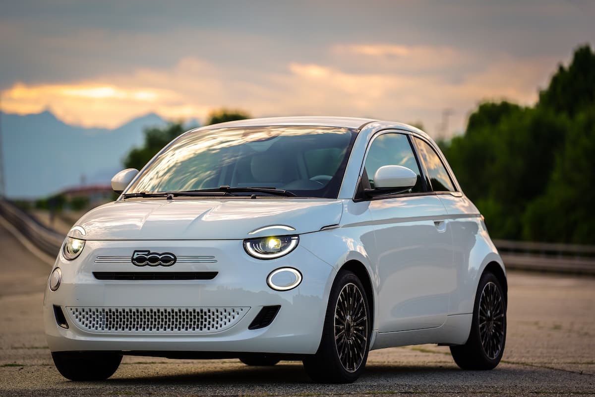 Fiat 500 volta ao mercado europeu com motor 1.0 híbrido-leve e câmbio manual