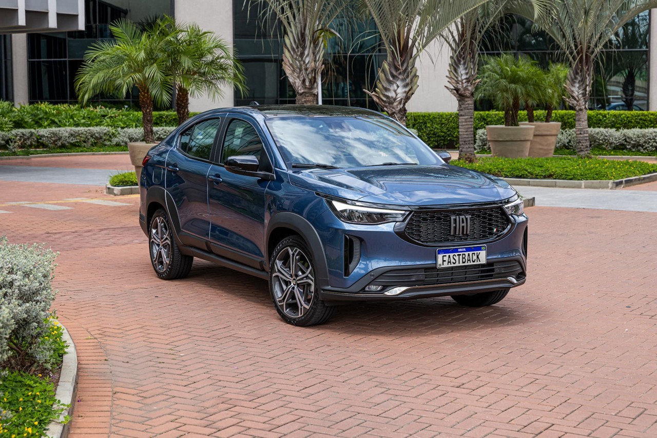 Fiat Fastback Impetus Hybrid ganhou também a exclusiva cor Azul Amalfi