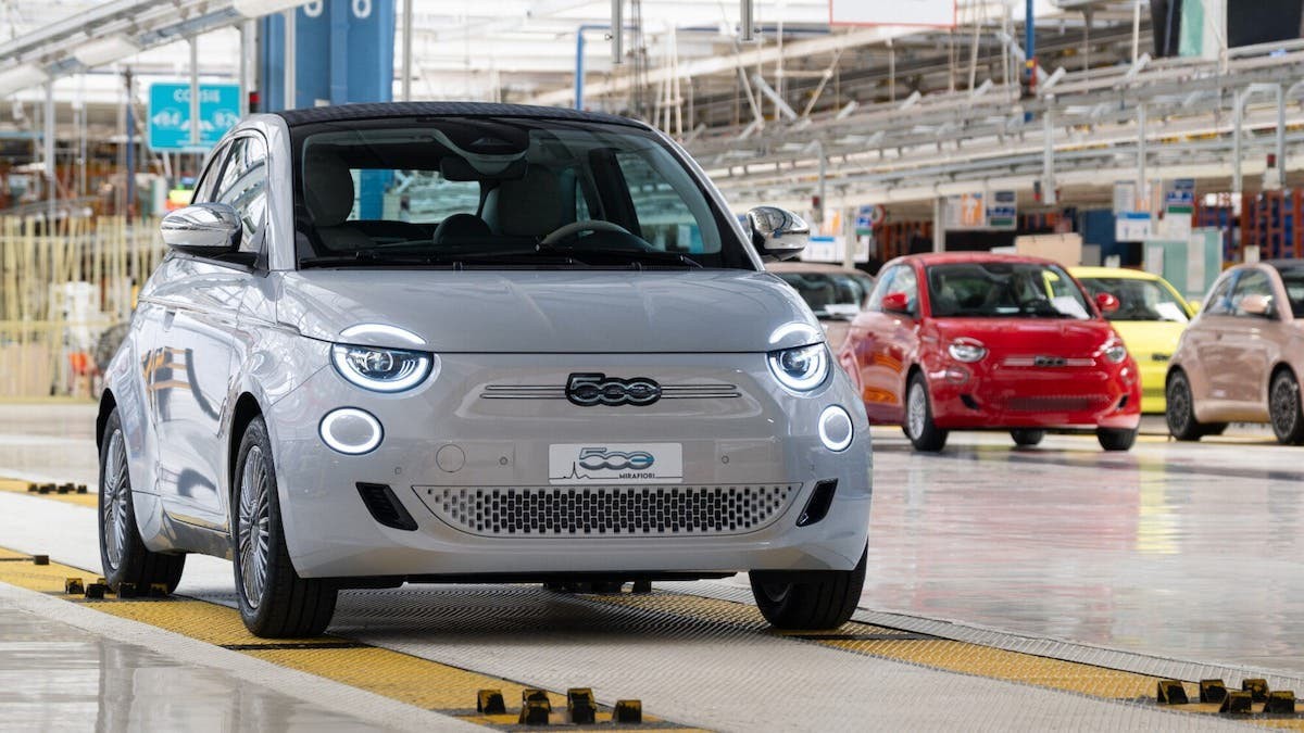 Novo Fiat 500 híbrido tem previsão de ser lançado em 2026