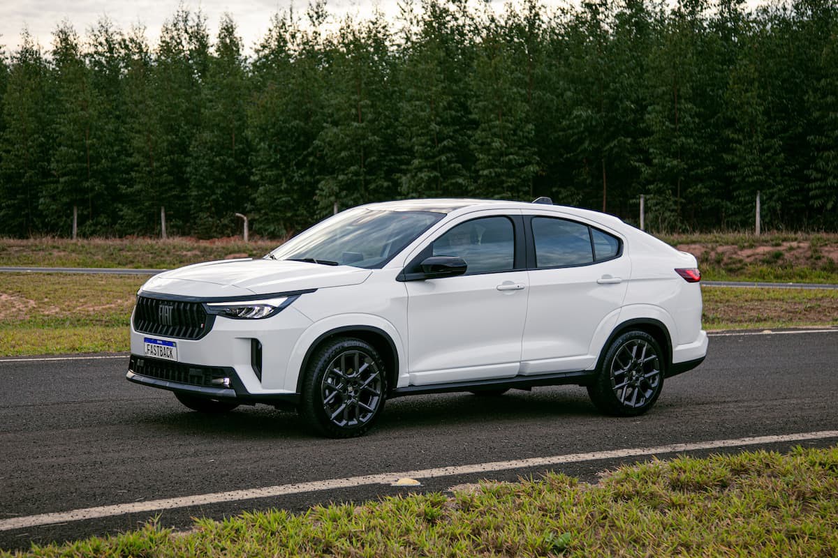 Fiat Fastback 2026 ganhou novo visual na parte dianteira e teto panorâmico