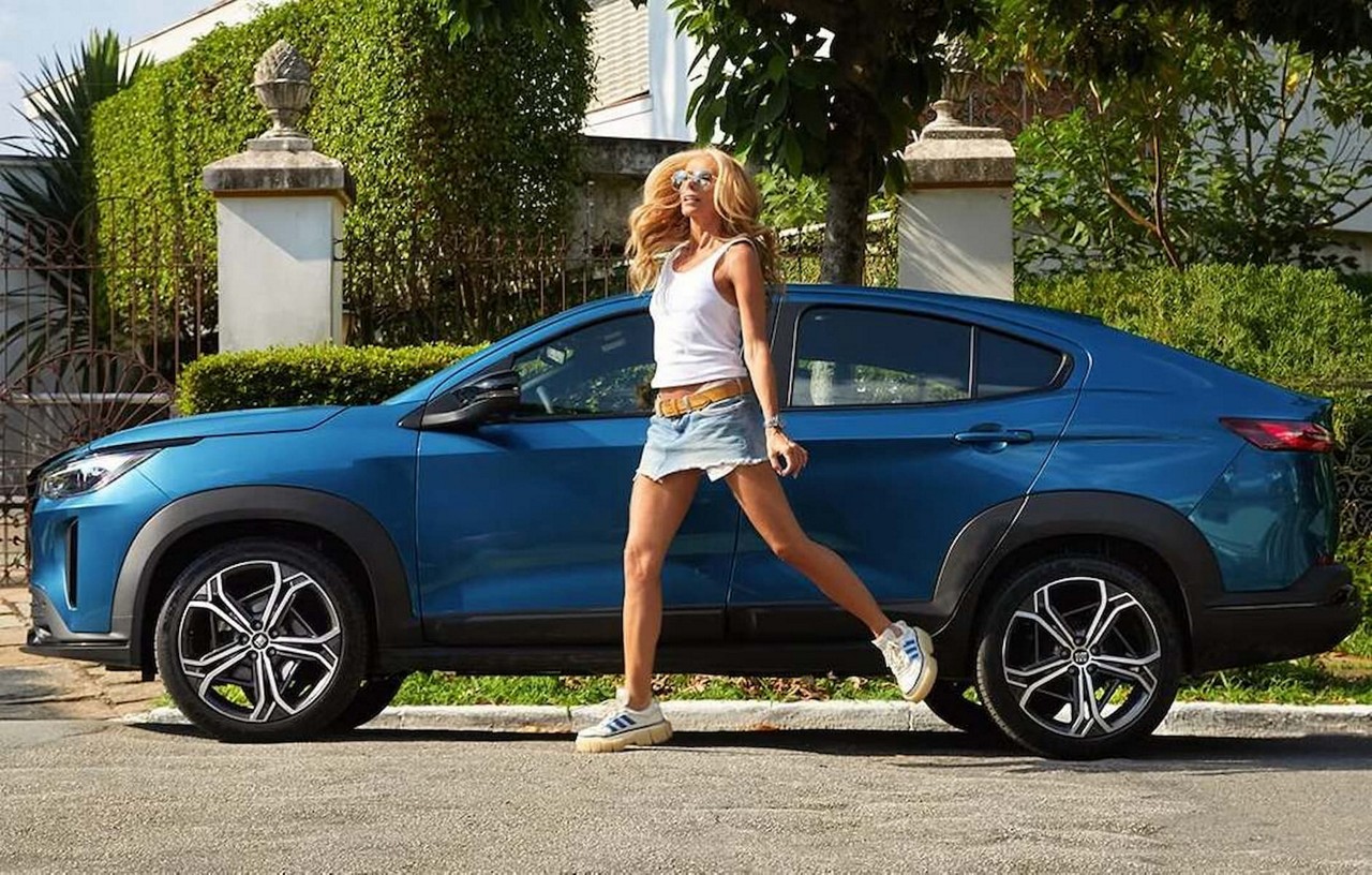 Adriane Galisteu estrela a campanha de lançamento do Fiat Fastback T200 Hybrid