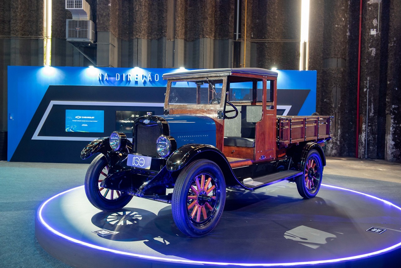 O primeiro modelo fabricado foi um pequeno caminhão