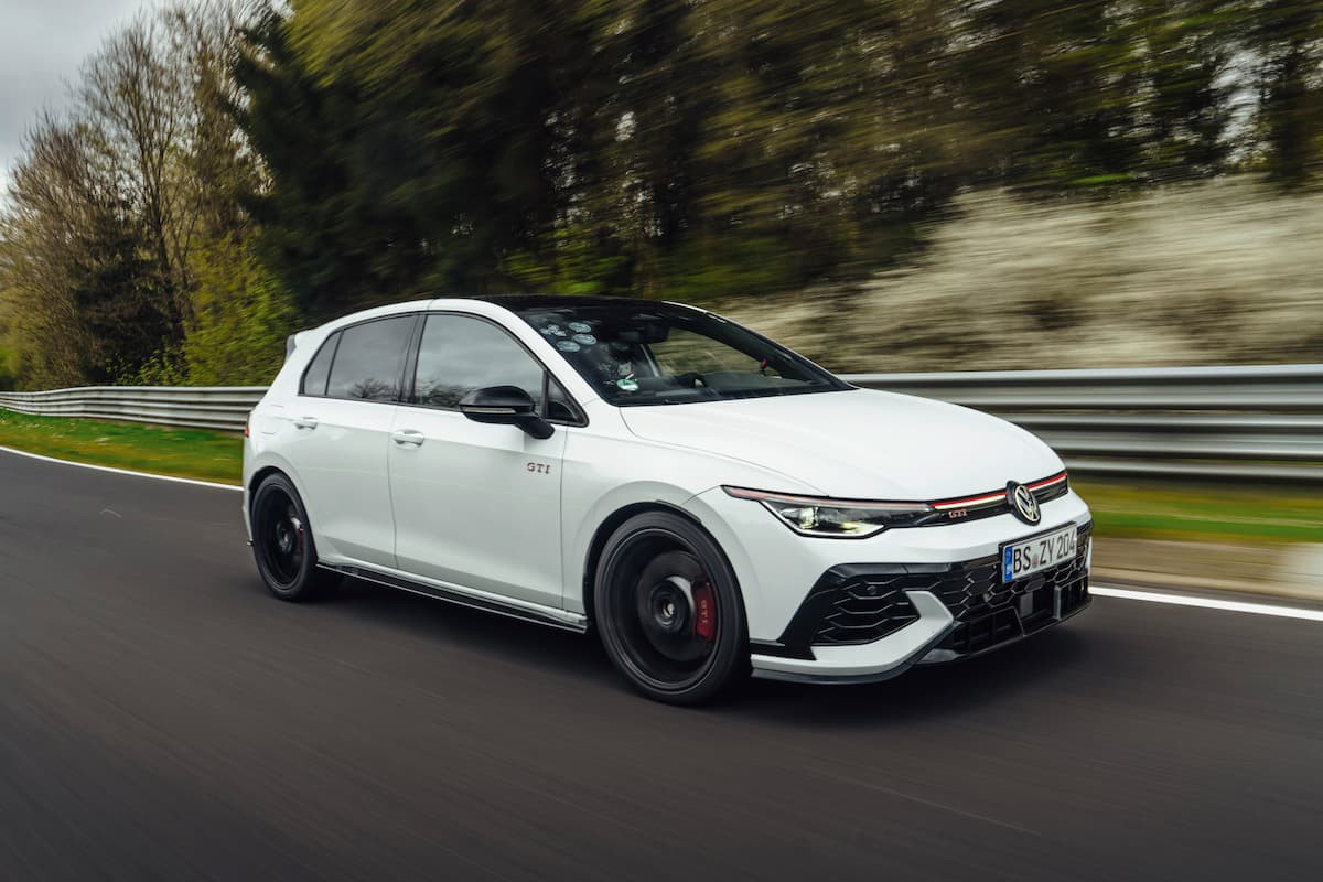 Antes mesmo do lançamento, modelo comemora 50 anos da linhagem GTI com volta histórica