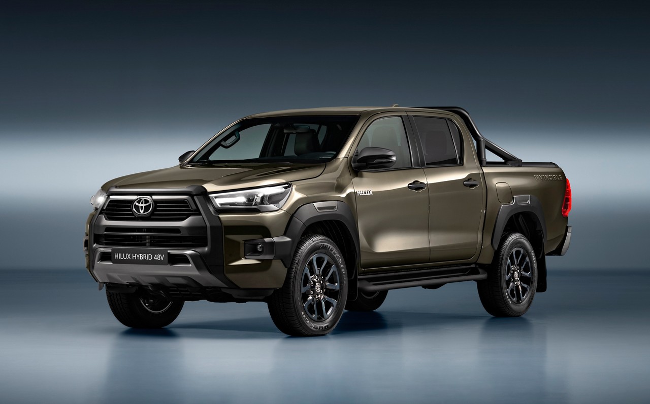 Nova geração da Hilux com tecnologia híbrida leve foi flagrada na Argentina