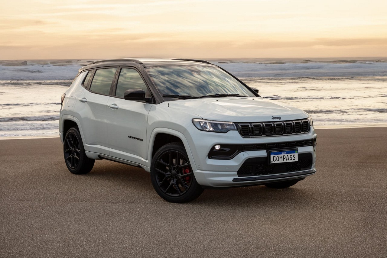Jeep Compass Blackhawk é uma das versões equipadas com motor 2.0 turbo a gasolina do SUV