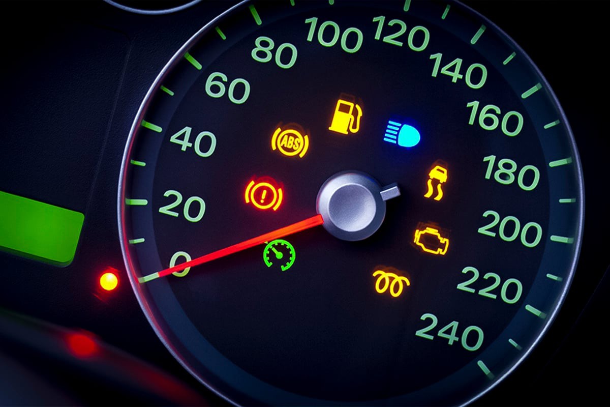 Luzes do painel do carro jamais devem ser ignoradas pelo motorista