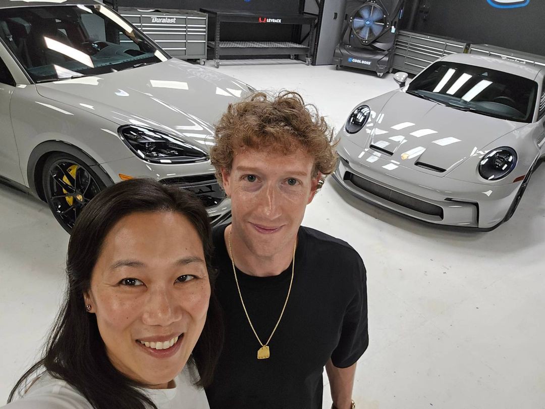 Mark Zuckerberg e a mulher Priscilla Chan durante a entrega do novo Porsche Cayenne "minivan" da família